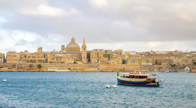 Jobba på Malta, vad behöver du veta? bilden visar en traditionell Maltesisk båt i hamnen i Valletta.